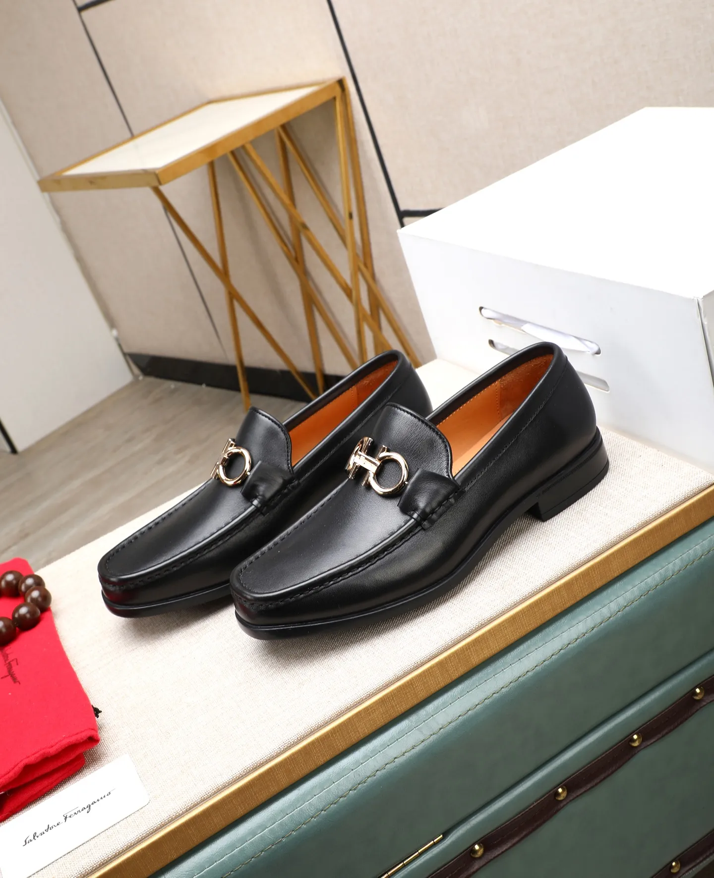 Men's clothing and shoes 💰700📛📛High-end goods! Salvatore Ferragamo is the world's top luxury footwear brand. It comes from Italy, the kingdom of fashion. It is famous all over the world for its traditional handmade design and novel styles... 🚶🏻🚶🏻 Top-quality suit shoes are sold simultaneously at the counter. This style is purely handmade. The fabric is imported Italian calfskin➕soft water-dyed cowhide lining. Specially available with original deep rubber outsole🌀🌀Size: 38➖44